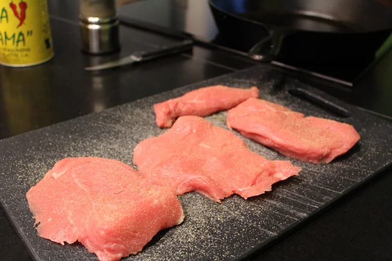 Couche de poudre d&rsquo;oignon sur la viande