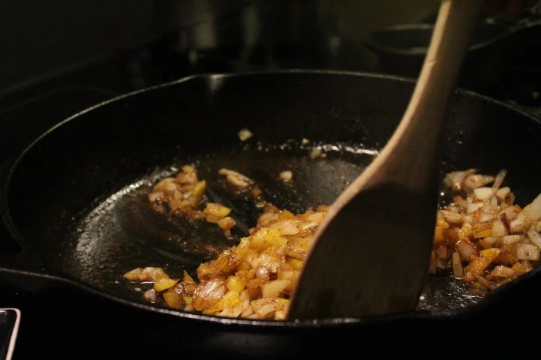 Ajout d&rsquo;oignons et de poivron