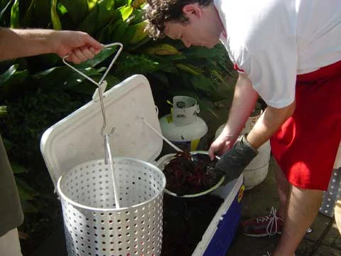 Ajout d’assaisonnements au boil d’écrevisses
