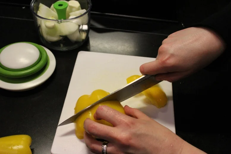 Poivron dans le hachoir manuel