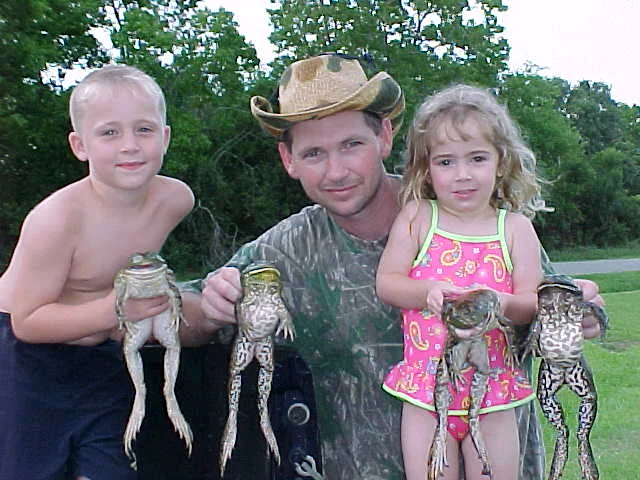 Dennis&rsquo; children holding frogs