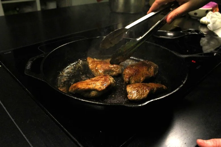 Tourner la viande pendant qu&rsquo;elle dore